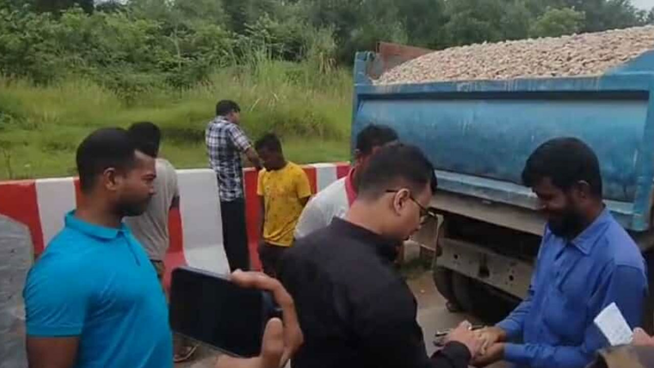 সিলেটে উদ্ধার ৩৫ হাজার ঘনফুট পাথর, ৭০ ট্রাক জব্দ